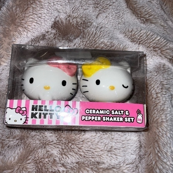 Hello Kitty salt and pepper shakers - Picture 3 of 13